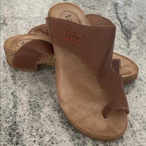 Taos Footwear Brown Leather Slide Sandals with Toe Loop
